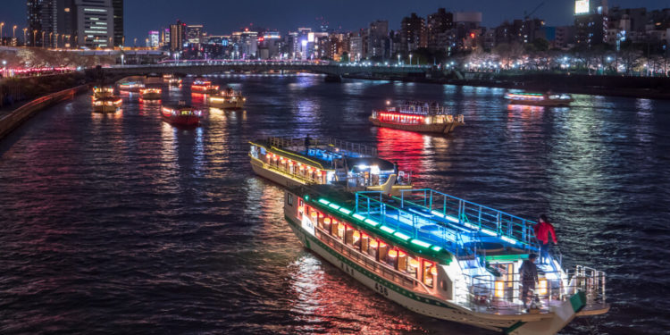 Let’s go sightseeing in Tokyo and Fukuoka by Japanese houseboat